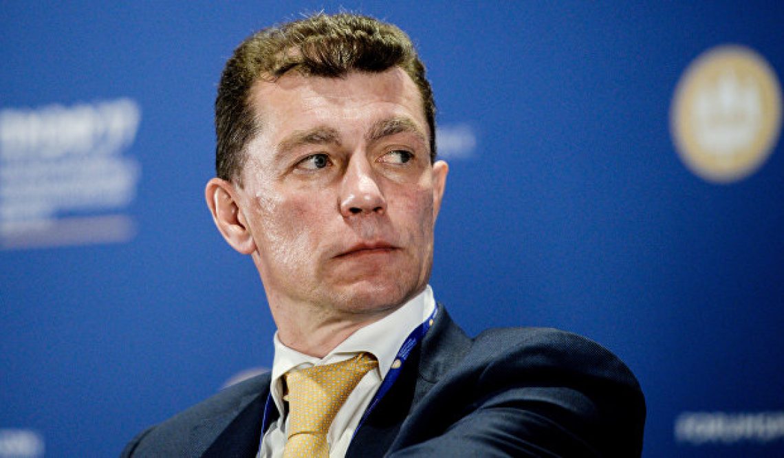 Тратить государственные деньги на подарки нельзя, напомнил Топилин