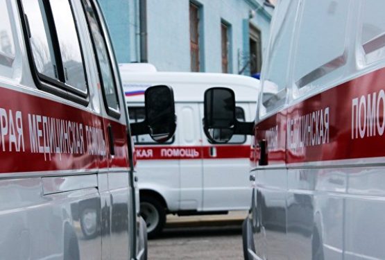 Под обрушившейся стеной здания в Омске погиб человек